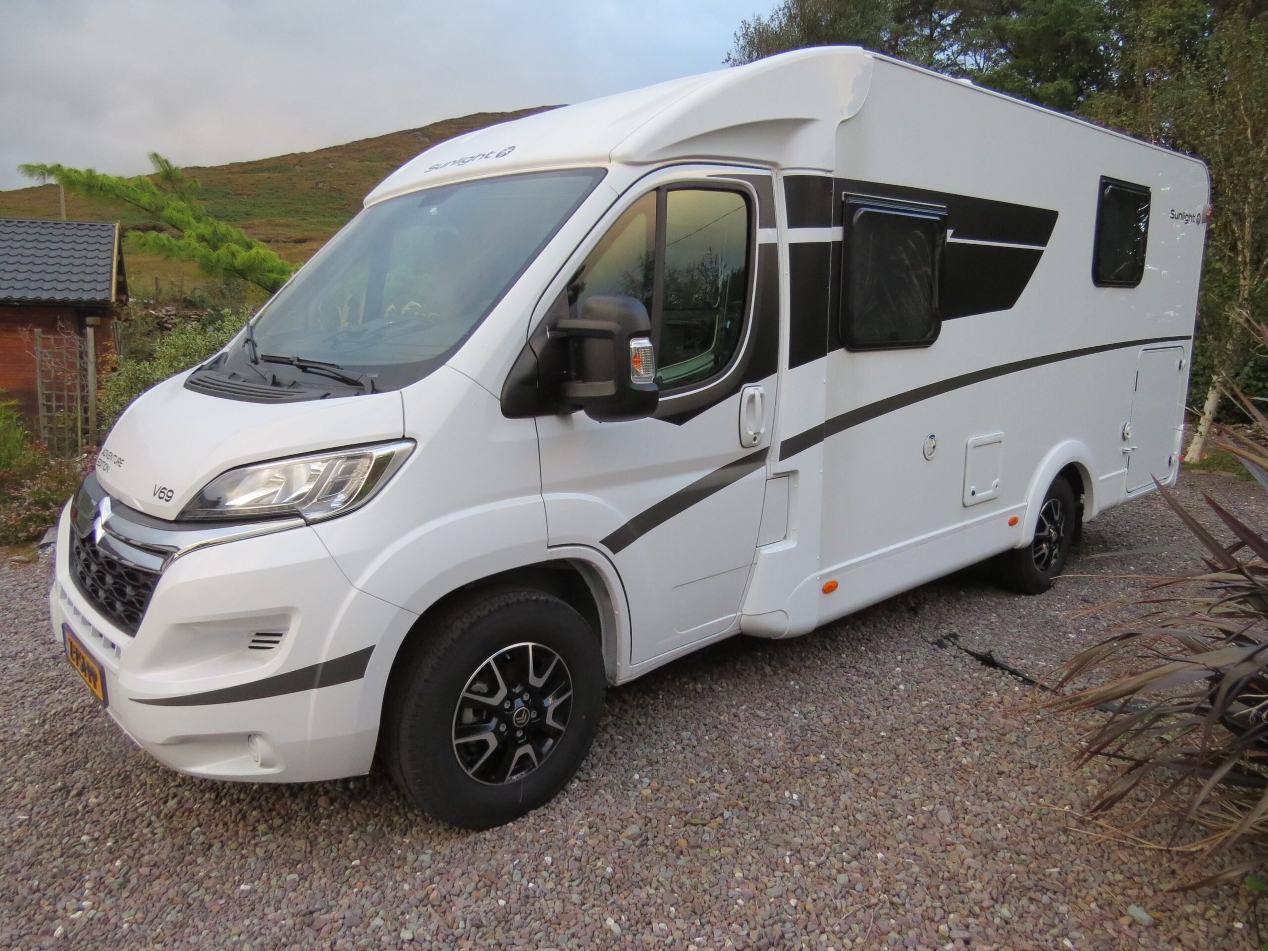 Camper -Sunlight V69 camper exterieur rechterzijde – te huur biACj Campercar Verhuur